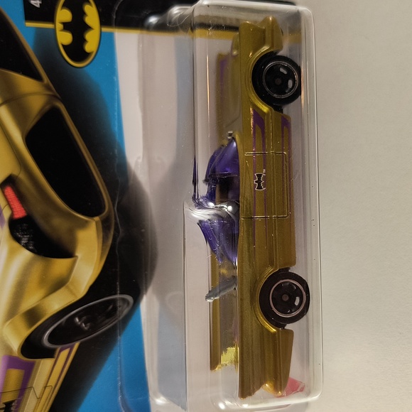 Hot Wheels TV Series Batmobile gold batman series b24 - Picture 2 of 4